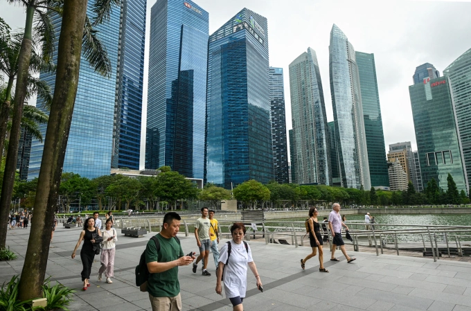 People walk along the promenade at Marina Bay in Singapore on January 27, 2025. Photo by AFP