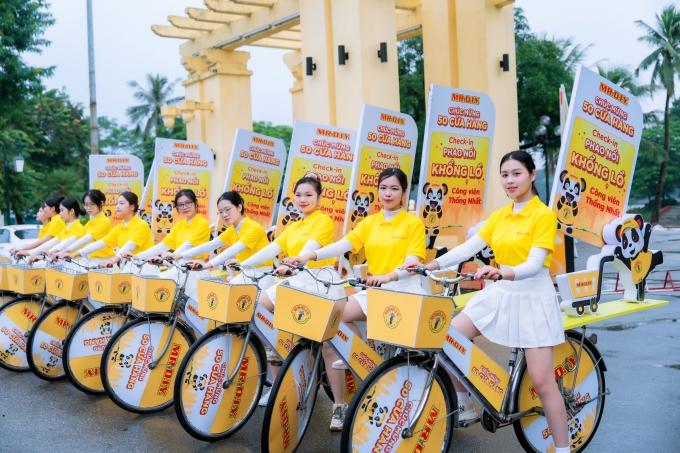 The yellow bicycle parade kicks off a vibrant roadshow. Photo courtesy of Mr. DIY