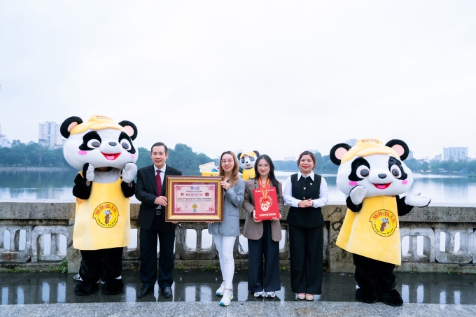 Mr. DIY sets the record for Vietnam’s Largest Floating Bear Float at Ho Bay Mau Lake. Photo courtesy of Mr. DIY