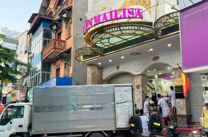 Police raid one of Mailisa branches. Photo by VnExpress/Pham Du