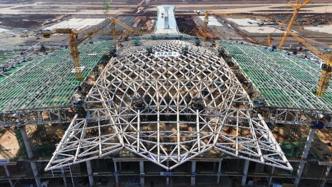 ATAD executed the lifting of the 5,300-ton central roof structure using advanced roof-lifting technology at the Long Thanh International Airport, a national key project. Photo courtesy of ATAD