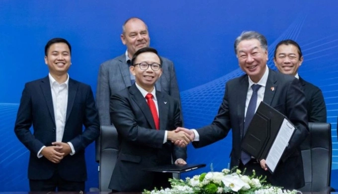 Pham Nhat Quan Anh (front, L) seen at a signing event. Photo courtesy of Vingroup