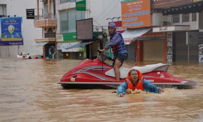 Foreign tourist's 72-hour ordeal as floods strand train in central Vietnam