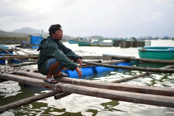A lobster farmer seen in Dak Lak Province after a historic flood sweeps away most of his cages in November 2025. Photo by VnExpress/Thanh Tung