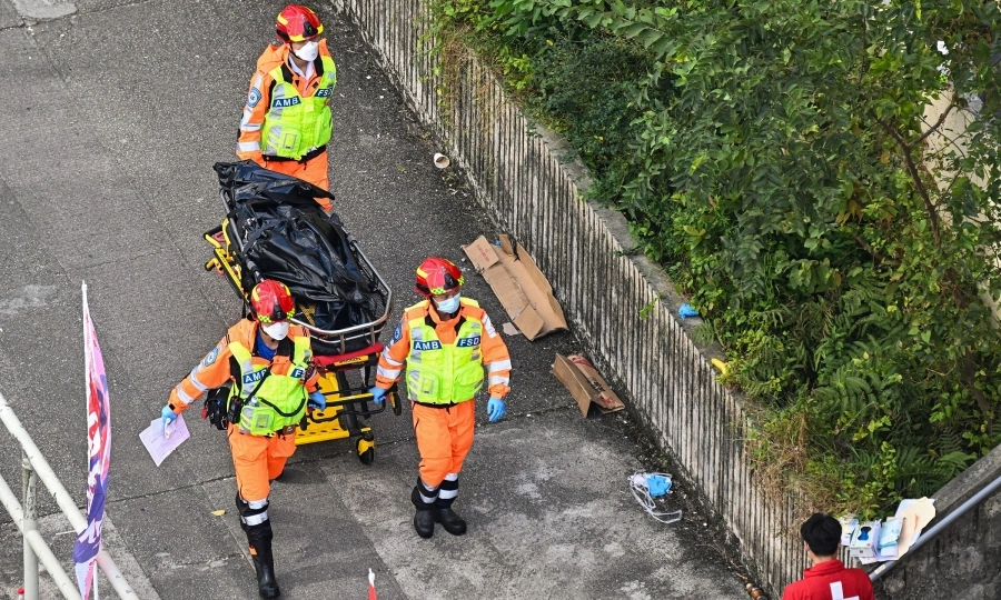 수색팀이 더 많은 시신을 발견함에 따라 홍콩 화재 사망자 수가 128명으로 증가