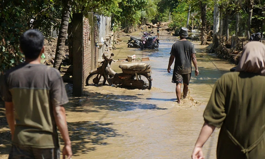 Politics Thailand, Indonesia begin clean-up after massive floods kill over 400