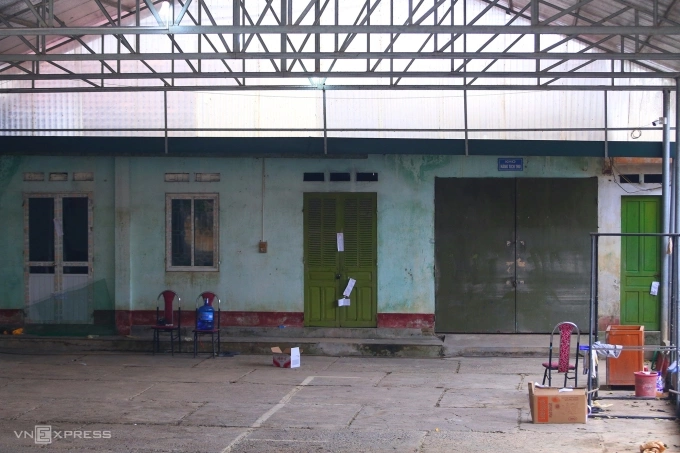 Kuchyně ústředí týmu pro řízení trhu č. 4 v Huu Lung Commune, provincie Lang Son, byla zapečetěna pro vyšetřování vraždy, 1. prosince 2025. Foto VnExpress/Pham Du