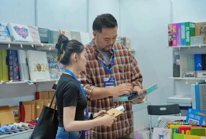 Visitors seeing products.Photo courtesy of HKTDC