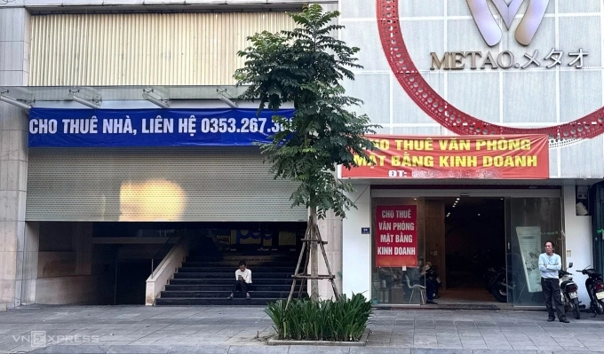 Vacant shophouses in Hue Street, Hanoi, in November 2025. Photo by VnExpress/Ngoc Diem