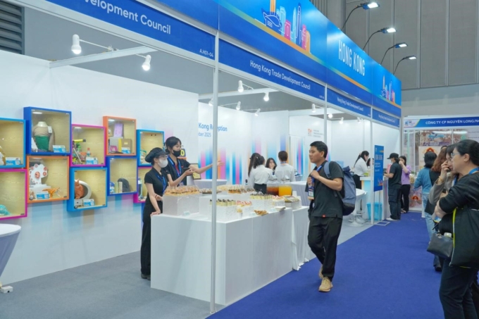 HKTDCs staffs showing Hong Kongs products and food to the visitors. Photo courtesy of HKTDC