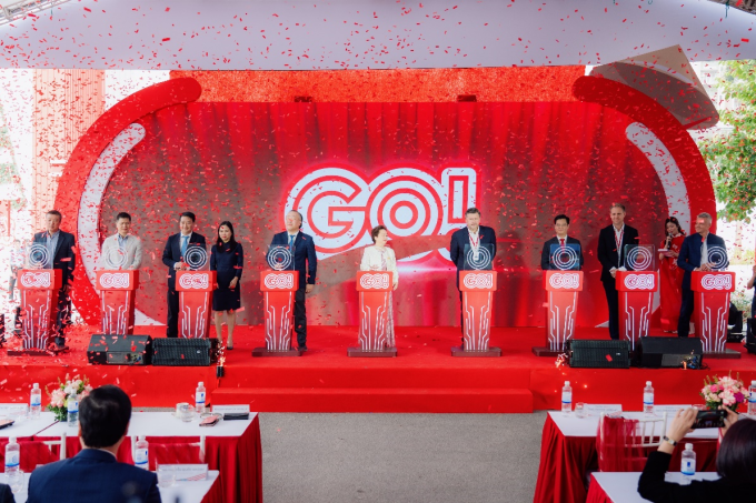 Delegates perform the ribbon-cutting ceremony to officially launch GO! Thang Long Mall. Photo courtesy of Central Retail Vietnam