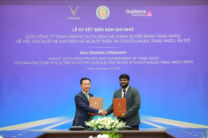 A representative of VinFast (L) and Indias Tamil Nadu state pose for a photo at a MOU signing ceremony in Hanoi, Dec. 4, 2025. Photo courtesy of VinFast