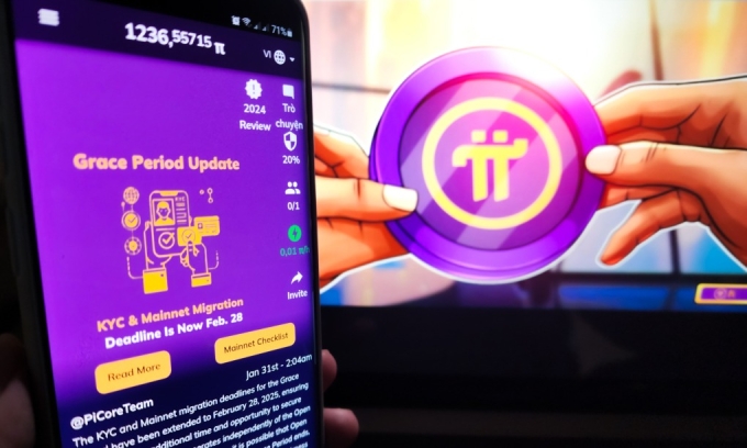 Pi Networks smartphone app next to Pi Network logo. Photo by VnExpress/Bao Lam