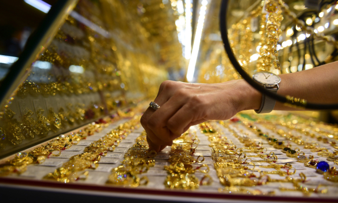 Gold price edges down