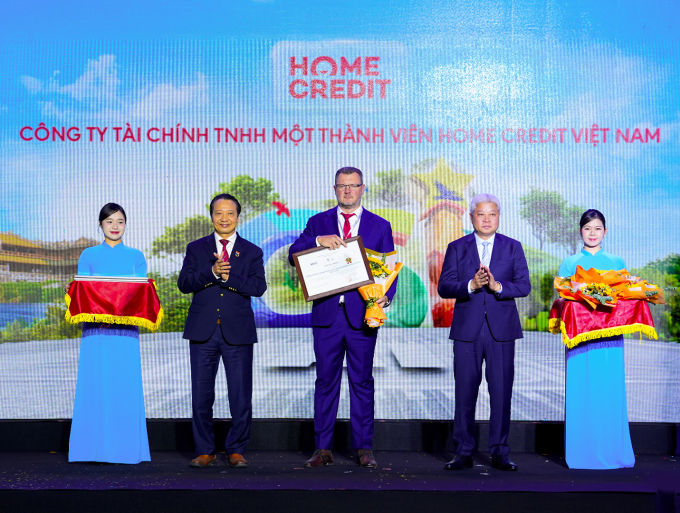 Jakub Kudrna (C), Chief Strategy Officer and Chairman of Home Credit Vietnams ESG Steering Group, receives the Top 10 Sustainable Companies in Trade and Services certification from Deputy Minister Nguyen Manh Khuong and VCCI Vice President Nguyen Quang Vinh. Photo courtesy of Home Credit