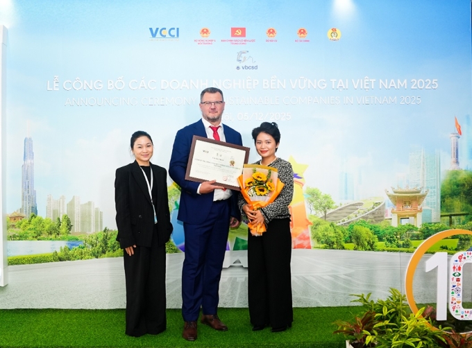 Jakub Kudrna (C) and the Home Credit Vietnam team. Photo courtesy of Home Credit