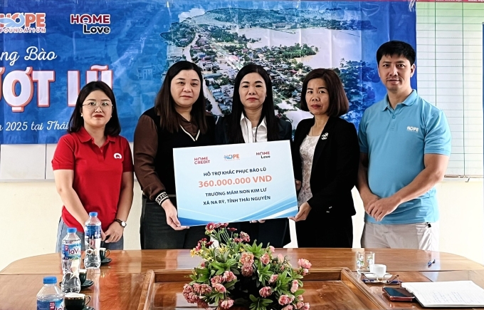 Home Credits employees donate money to support reconstruction of a kindergarten in Thai Nguyen Province in northern Vietnam after storm and flood damage. Photo courtesy of Home Credit