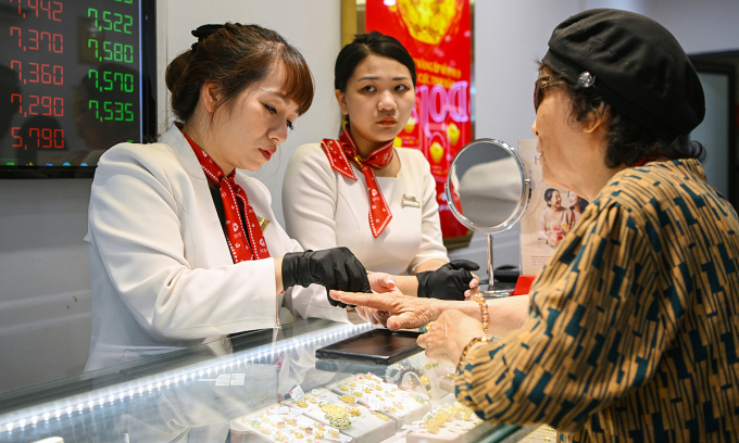 Vietnam gold price slides