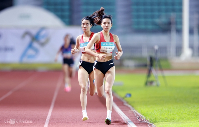 Nguyen Khanh Linh (R) during her 1,500m run at the SEA Games 33 on Dec. 11, 2025. Photo by VnExpress/Duc Dong