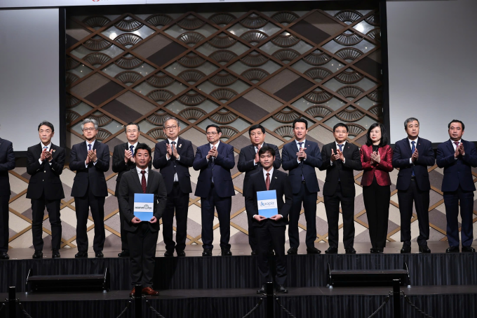 Hammock President Daisuke Wakayama (L) and Kaopiz Chairman Trinh Cong Huan (R) solidified their expanded business relationship with a handshake after executing the Memorandum of Understanding (MoU). Photo courtesy of Kaopiz