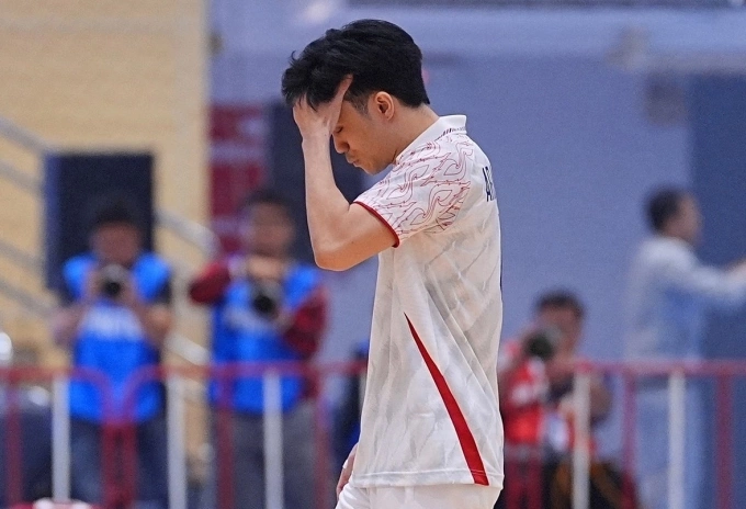 A Thailand player shows his disappointment after losing 1-6 to Indonesia in the mens futsal final at the 33rd SEA Games at Nonthaburi Arena, Thailand on Dec. 19, 2025. Photo by Changsuek