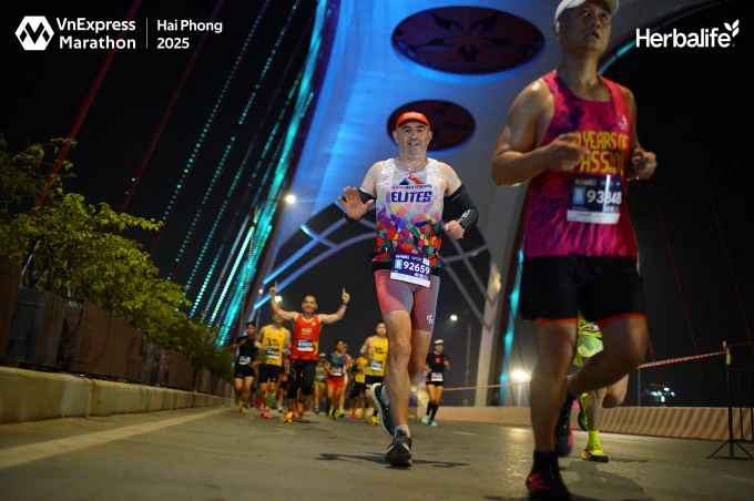 Runner quốc tế bất ngờ với lượng VĐV 42km tại VnExpress Marathon Hải Phòng Noel Bizuel vẫy tay chào ống kính tại VnExpress Marathon Hải Phòng 2025. Ảnh: VnExpress Marathon