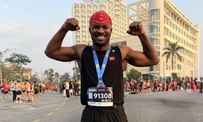 Runner quốc tế bất ngờ với lượng VĐV 42km tại VnExpress Marathon Hải Phòng Emmanuel Otiji vui mừng khi phá kỷ lục cá nhân với thời gian 3 tiếng 29 phút. Ảnh: Hải Long