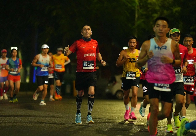 Runner quốc tế bất ngờ với lượng VĐV 42km tại VnExpress Marathon Hải Phòng Jean Matthieu Beroujon sải bước trên đường chạy 42km VnExpress Marathon Hải Phòng 2025. Ảnh: VnExpress Marathon