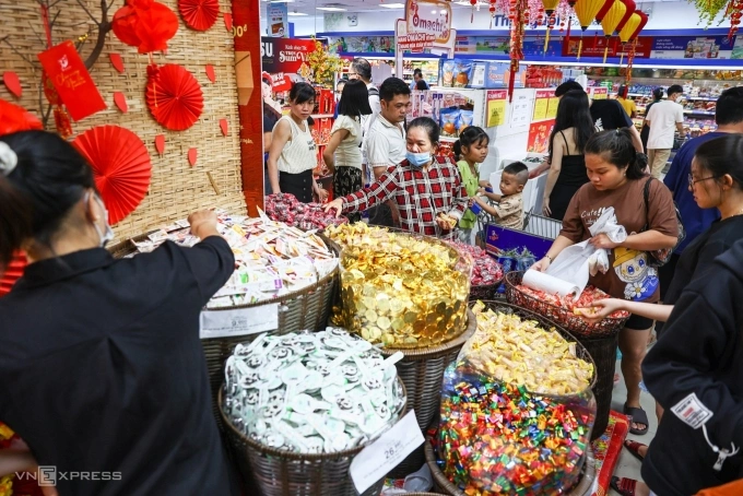 Customers shop during Tet holiday in HCMC in January 2025. Photo by VnExpress/Quynh Tran