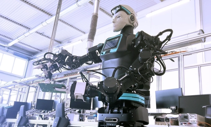 European chipmaker STMicroelectronics deploys humanoid robots in semiconductor production for first time - VnExpress International - Image 1