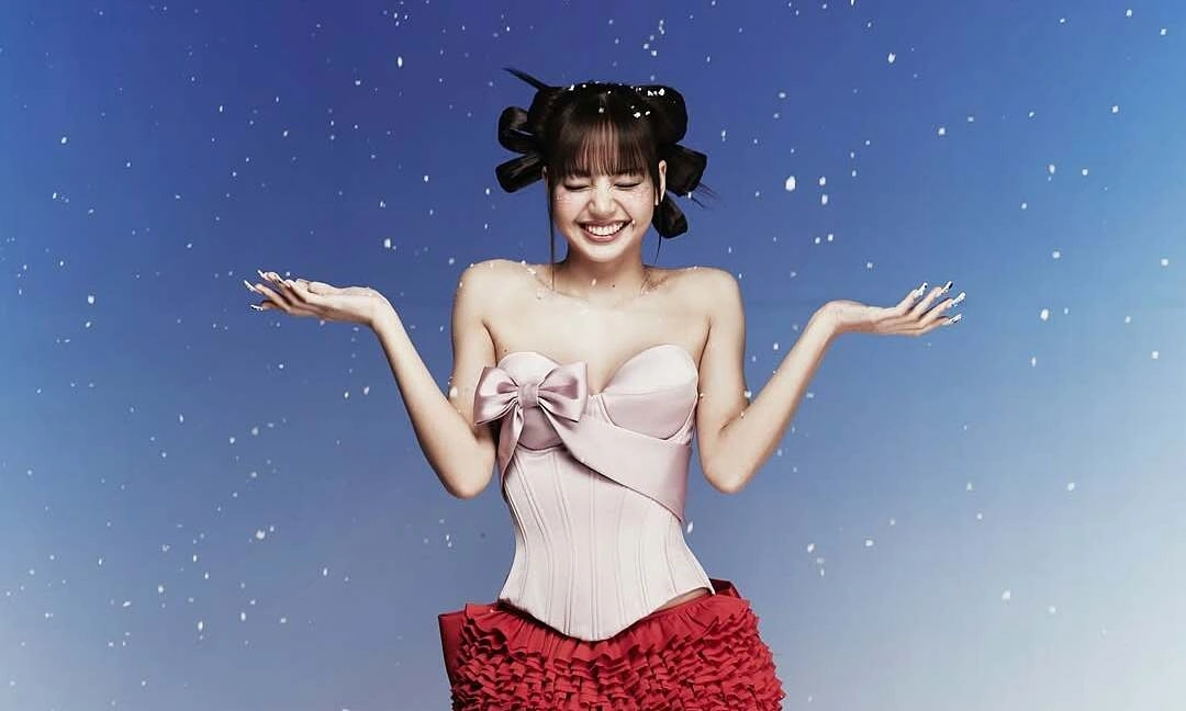 Blackpink's Lisa wears Vietnamese designer's dress in Christmas shoot - VnExpress International Blackpink's Lisa wears Vietnamese designer's dress in Christmas shoot - VnExpress International