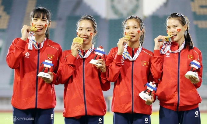 Hoang Thi Minh Hanh, Nguyen Thi Hang, Le Thi Tuyet Mai, and Nguyen Thi Ngoc (from left to right) receive the SEA Games 33 gold medal in the womens 4x400m relay at Supachalasai Stadium, Bangkok, Thailand, on Dec. 16, 2025. Photo by VnExpress/Duc Dong