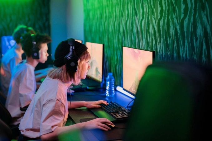 Gamers at a gaming cafe. Photo from Pexels