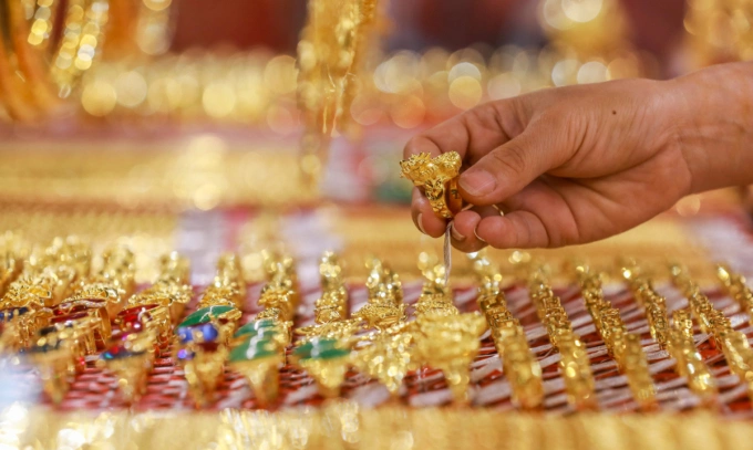 A person holds a gold ring in a jewelry store in HCMC. Photo by VnExpress/Quynh Tran