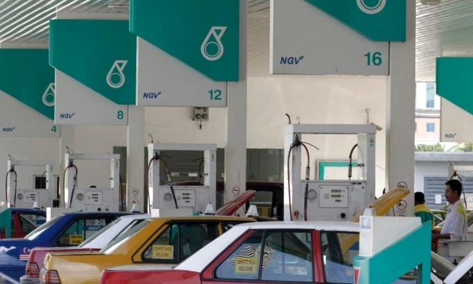 Motorists pump gas at a station in Kuala Lumpur, Malaysia, July 1, 2010. Photo by Reuters