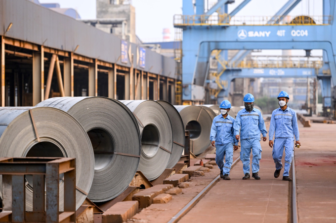 Workers walk in a factory of steelmaker Hoa Phat Group in Quang Ngai, April 2024. Photo by VnExpress/Giang Huy