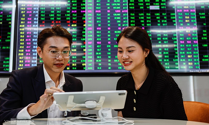 Vietnam stocks rise to new high