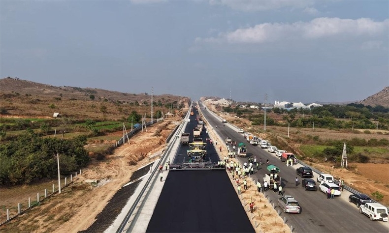 Politics India sets Guinness record for longest highway paved in 24 hours