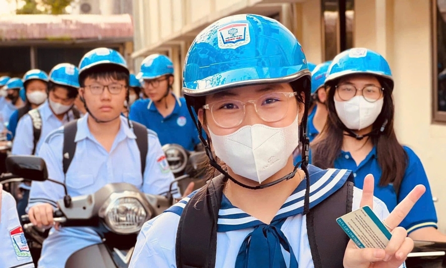 Politics Vietnam high school goes viral for praising the first 10 students to arrive at school