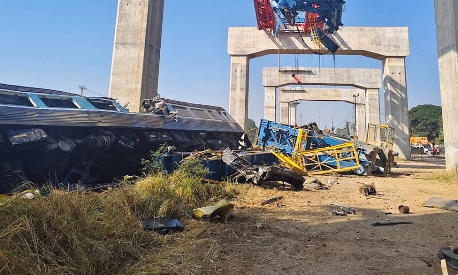 Politics Thailand crane collapses onto train, killing 32