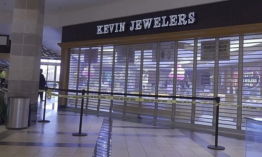 Politics Masked gang raids jewelry store in California mall, escaping with merchandise worth up to $100,000