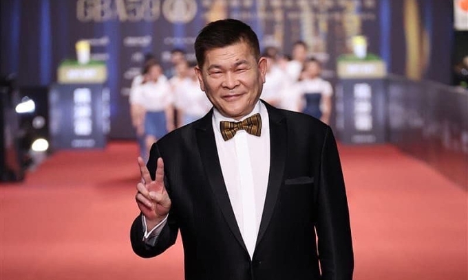 Taiwanese comedian Peng Chia Chia sells fruit on late