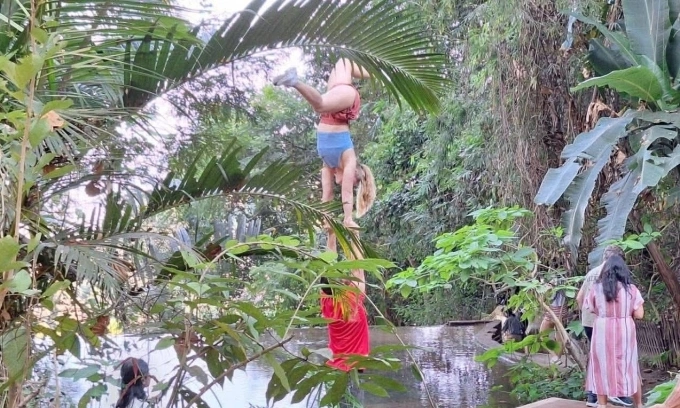 Tourists criticized for yoga poses at Thai temple