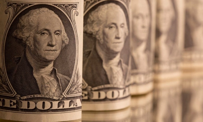 Dollar edges up against dong