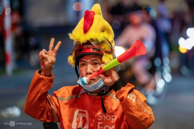 Un repartidor de Da Nang se une al desfile vestido de colores. Foto de Nguyen Dong