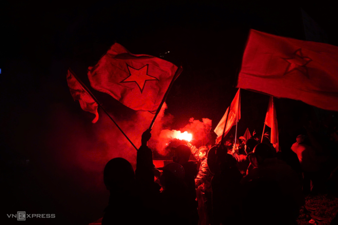 Algunos jóvenes encendieron bengalas a la entrada del túnel Kim Lien en Hanoi. Foto de Hoang Giang