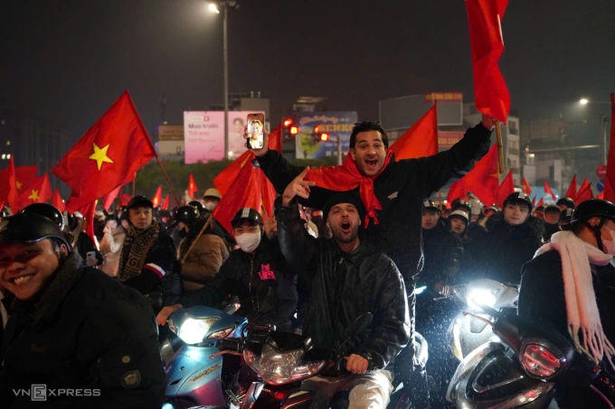 En la calle Le Duan de Hanoi, Roberto, un italiano, se suma a la celebración. Siempre sigo los partidos de Vietnam y celebro con el público cada vez que ganan, afirmó.