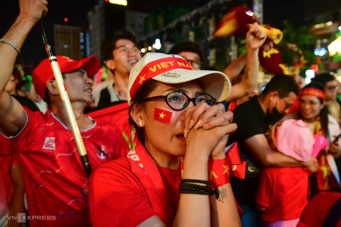 Una fanática rompe a llorar después de la reñida victoria del equipo. Foto de Thanh Tung