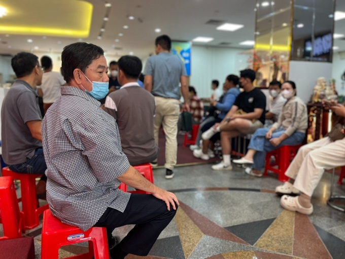 Customers wait to buy silver at a store of Sacombank - SBJ in HCMC. Photo by VnExpress/Quynh Trang