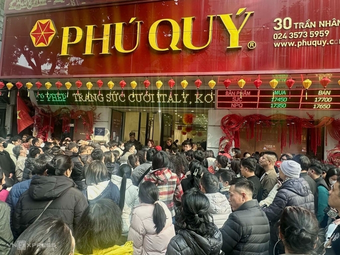 Customers wait outside Phu Quy store on Tran Nhan Trong Street in Hanoi to buy silver on Jan. 27, 2026. Photo by VnExpress/Trong Hieu